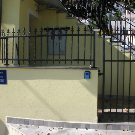Veronica Rooms, Daire