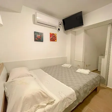 Veronica Rooms, Abbázia