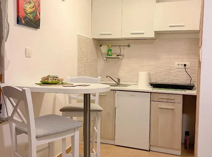 Veronica Rooms, Apartment