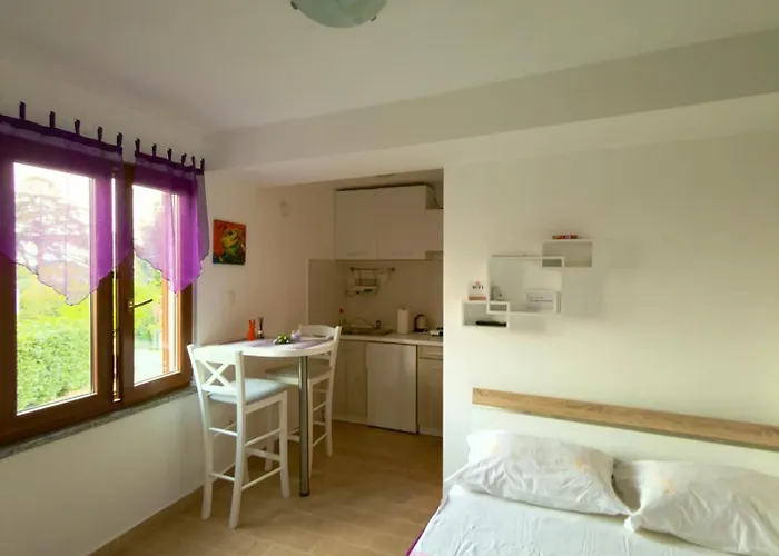 Veronica Rooms, Apartment *