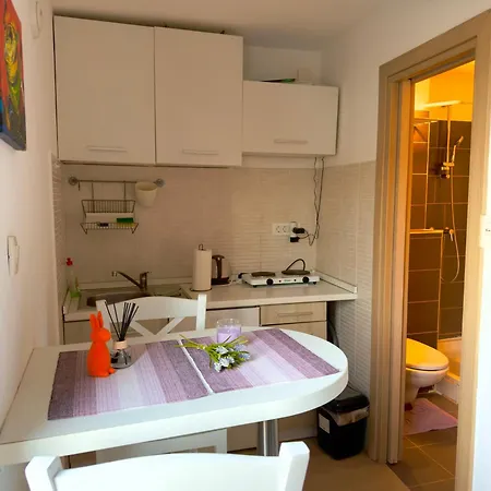 Veronica Rooms, * Abbázia